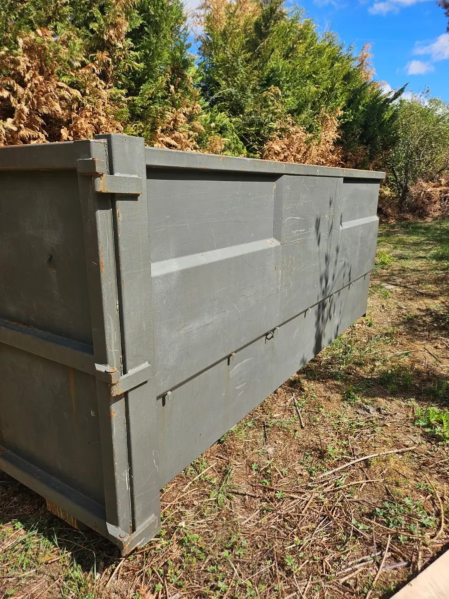 Benne livrée et positionnée sur un terrain, prête à être chargée