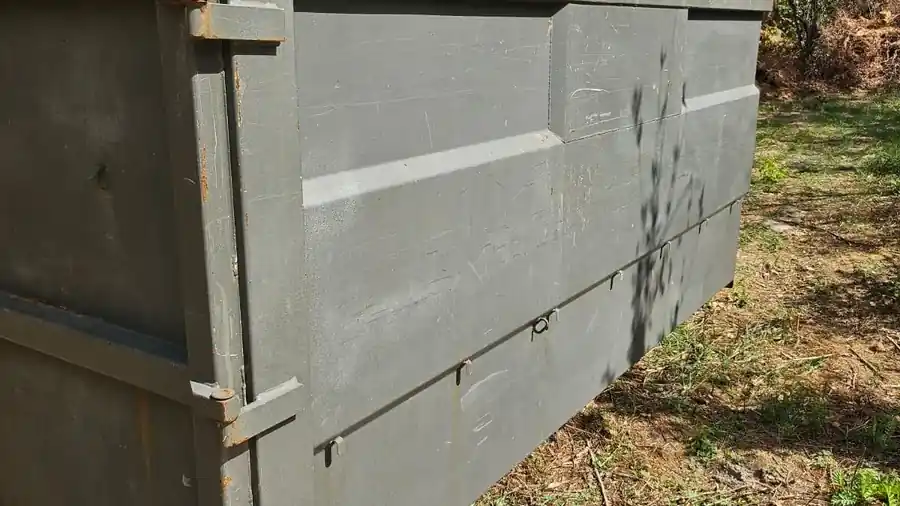 Benne vide livrée et positionnée sur un terrain, prête à être chargée