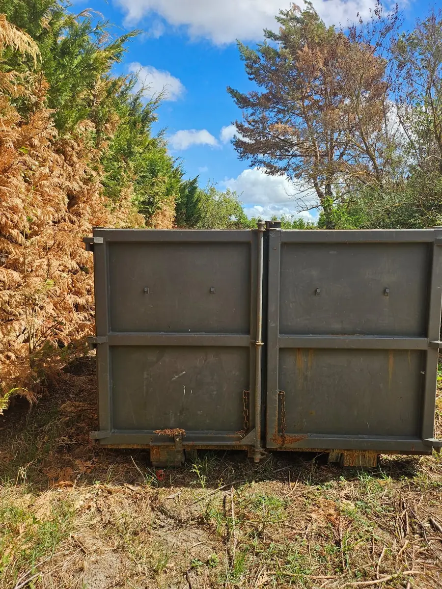 Deux bennes en attente de chargement sur un terrain