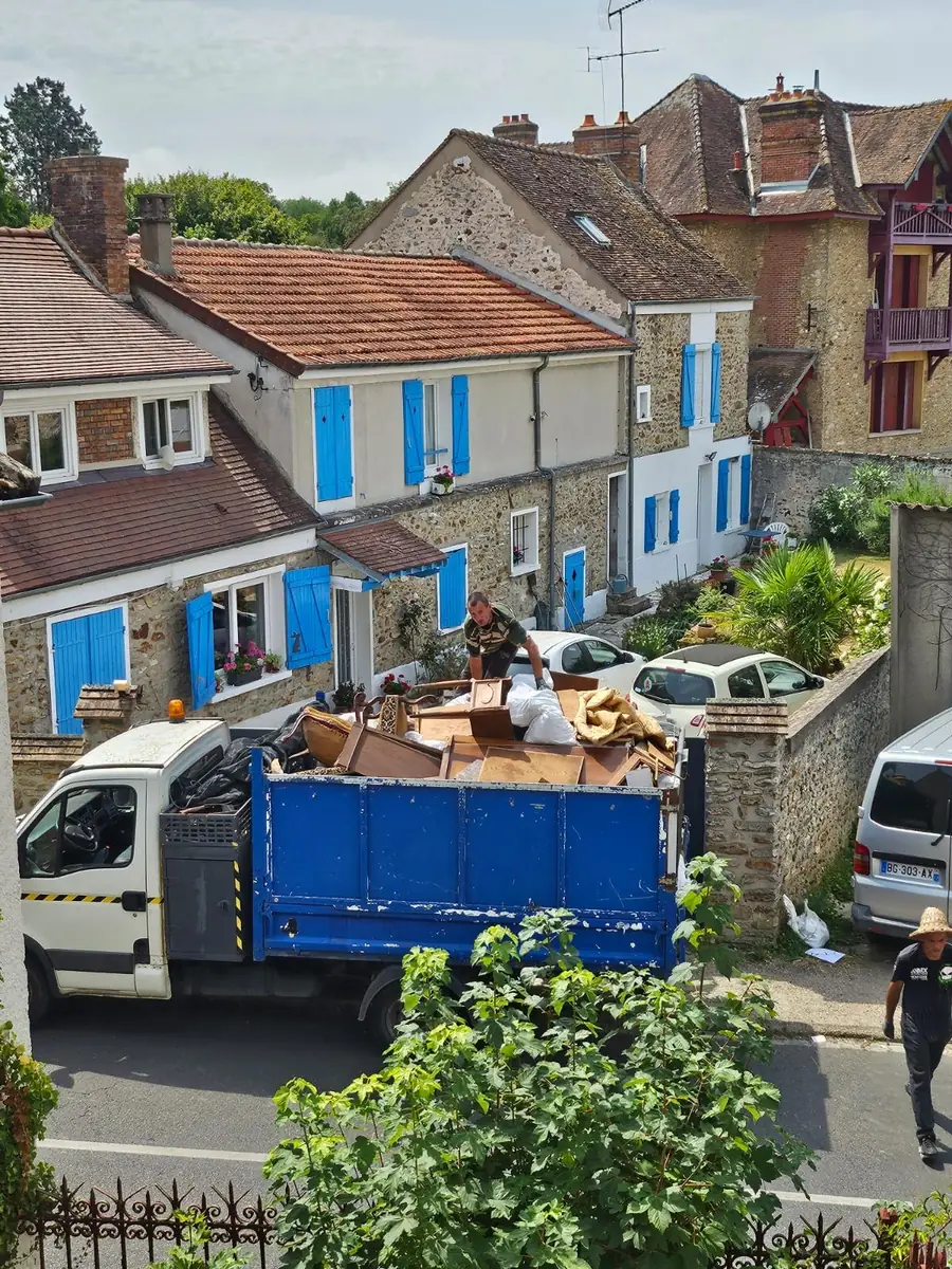 Chargement d’un camion benne lors d’une intervention en Seine-et-Marne