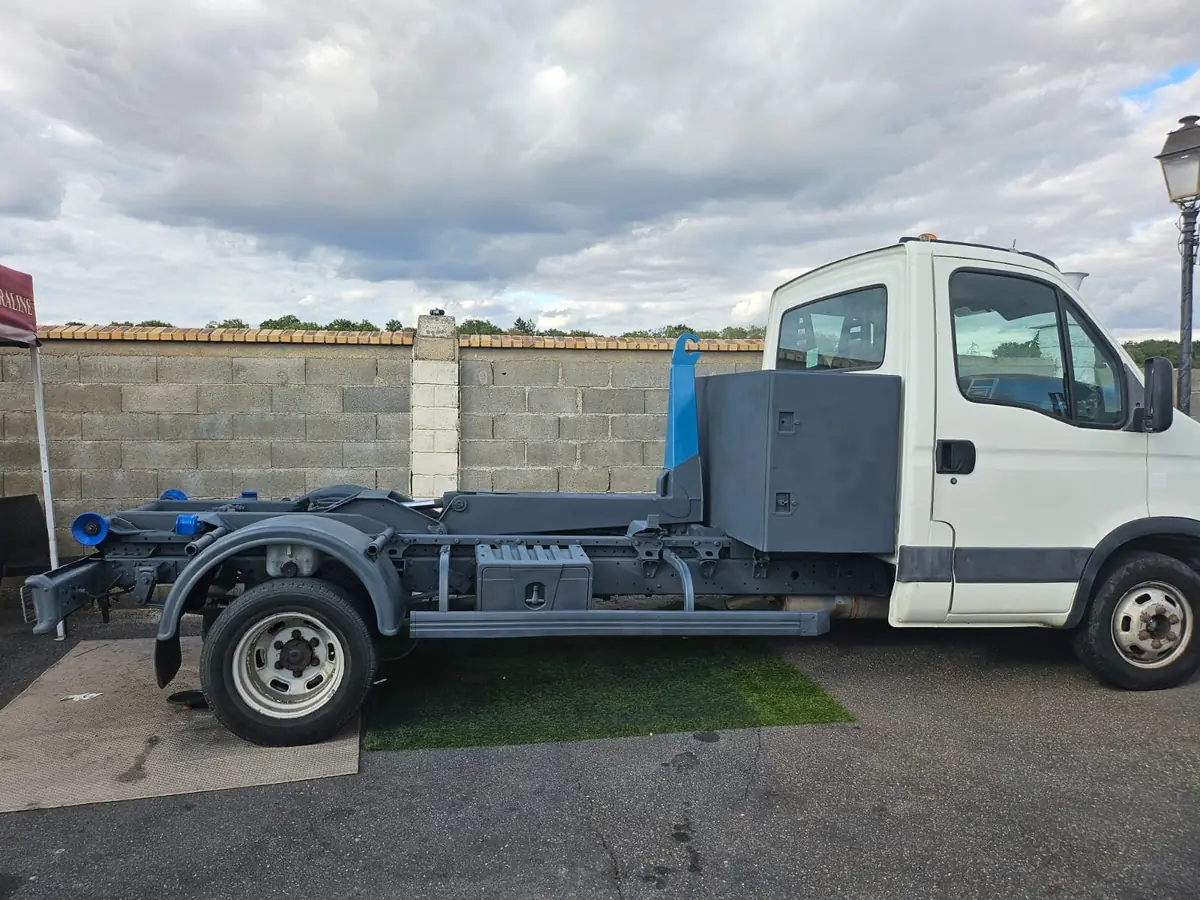 Camion polybenne à bras hydraulique utilisé pour la livraison des bennes