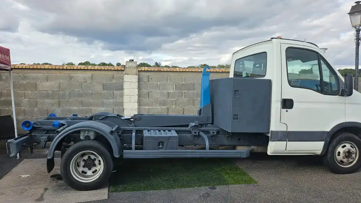 Camion polybenne de Monsieur Joseph Divry, utilisé pour la livraison des bennes en Seine-et-Marne
