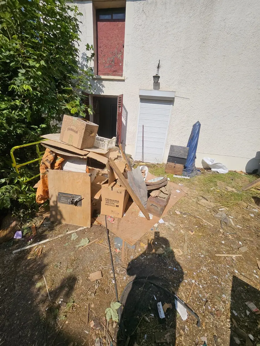Cartons et encombrants sortis et regroupés devant une maison