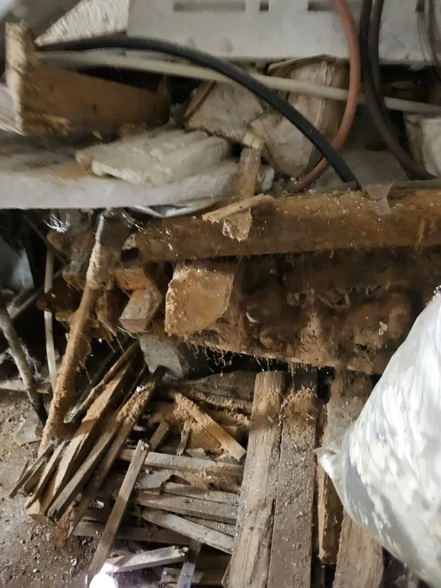 Tas de gravats, de plâtre et de poutres issus d’une démolition