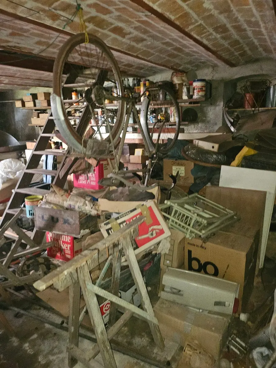 Grenier saturé de cartons et de mobilier avant un vide-maison complet
